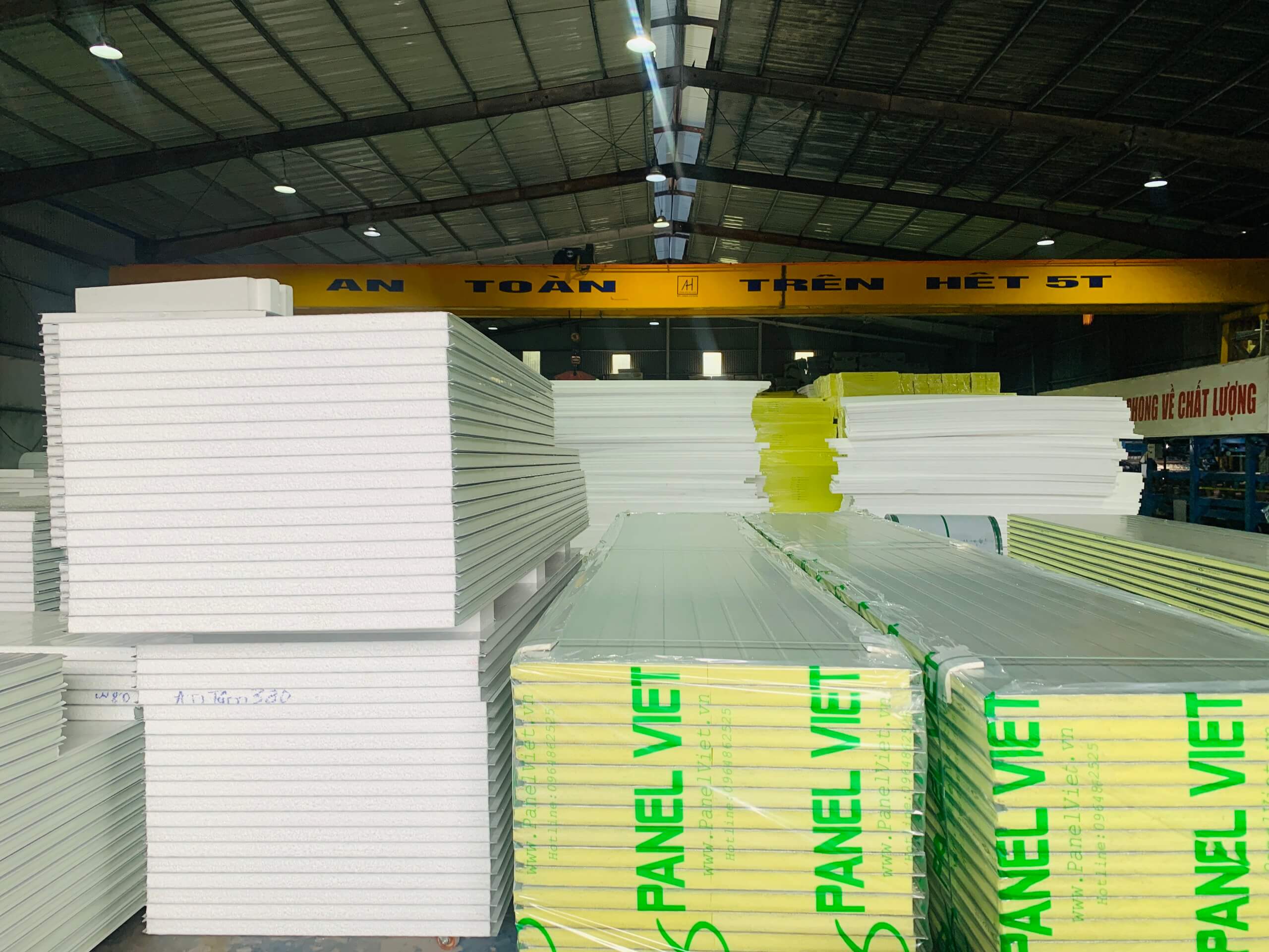 nhà máy panel ở hòa bình