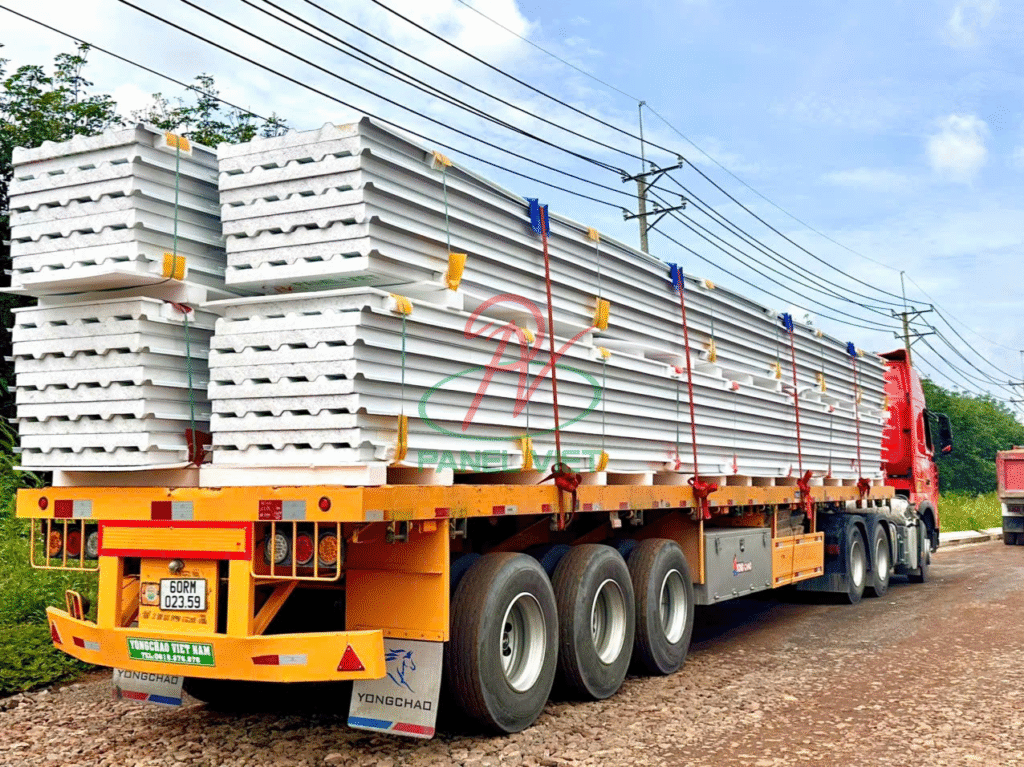 Panel Việt giao đơn hàng mái tôn xốp cho dự án mái lợp nhà xưởng