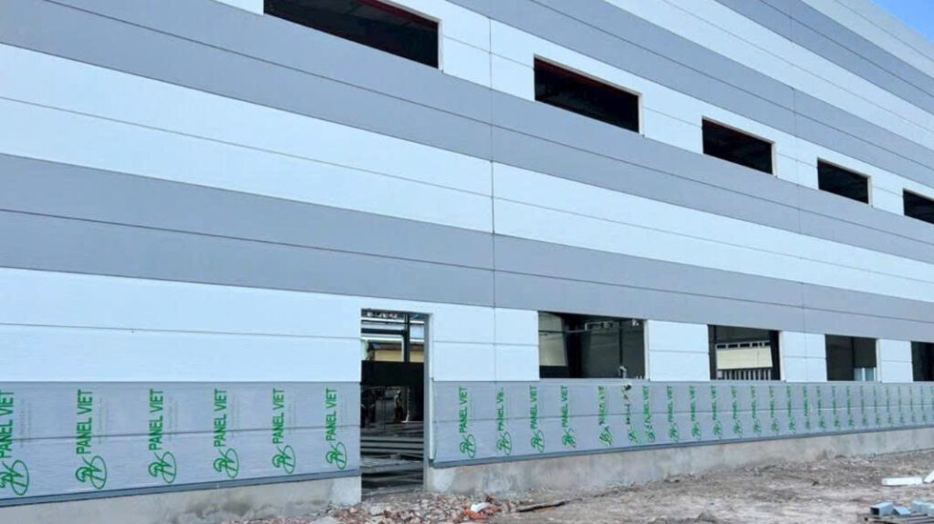 Panel Cách Nhiệt Kiên Cố Trước Bão