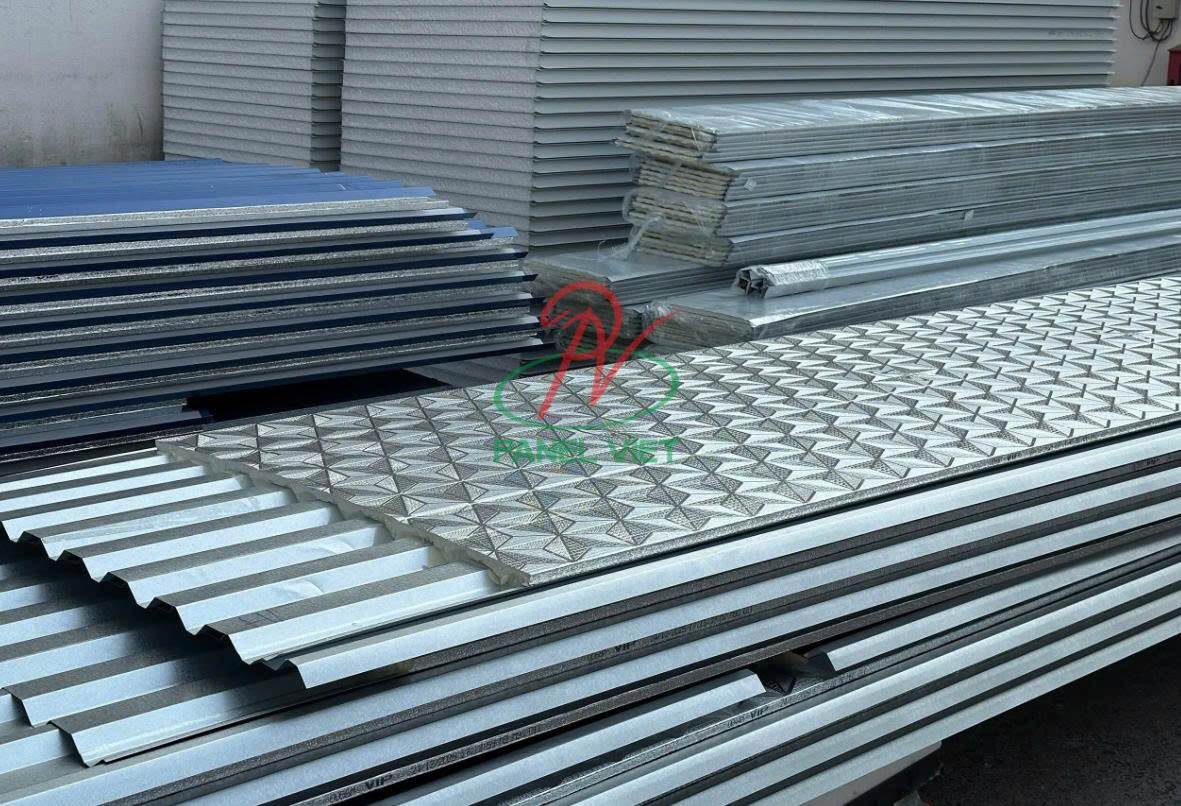 So Sánh Mái PU Giấy Bạc Và Mái Panel EPS