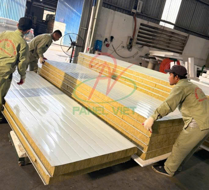 Thi công vách panel ngoài trời chuẩn xác