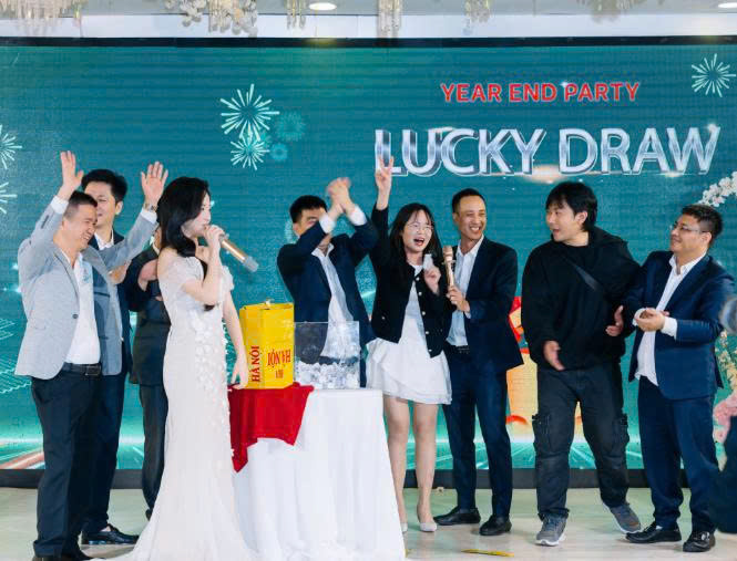 Chương trình bốc thăm trúng thưởng tại Year End Party Panel Việt Miền Bắc